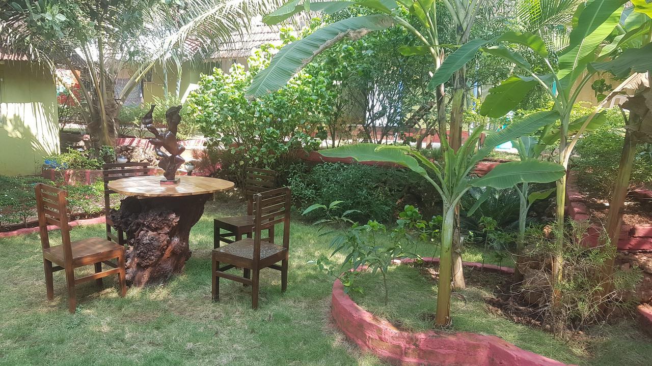 Curlies Zulu Land Hostel Anjuna Exterior photo