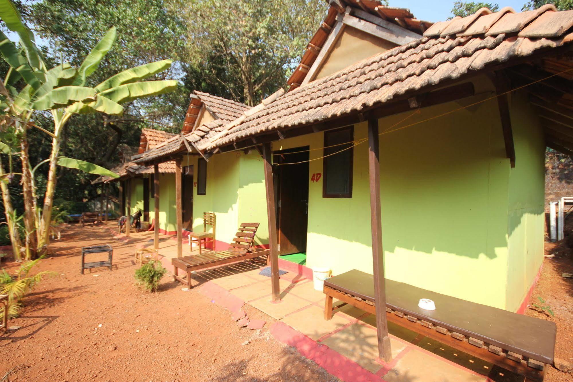 Curlies Zulu Land Hostel Anjuna Exterior photo
